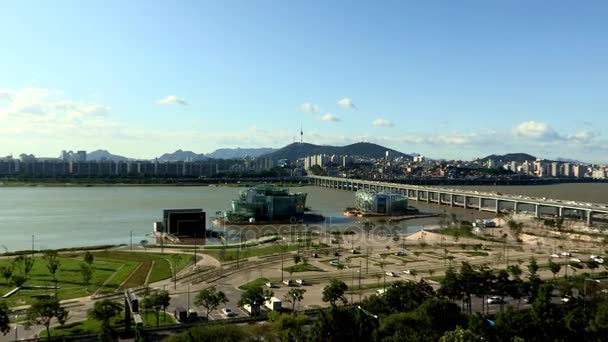 Autos, Brücke und Gebäude in Seoul — Stockvideo