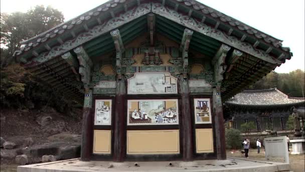 Weergave Van Traditionele Koreaanse Tempel Bouwen Met Mensen Lopen Achtergrond — Stockvideo