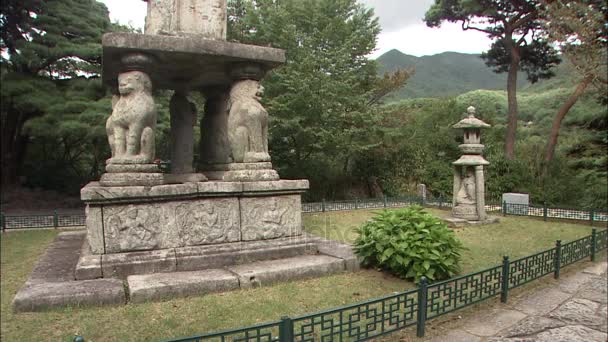 Pagoda de piedra en el patio del templo — Vídeo de stock