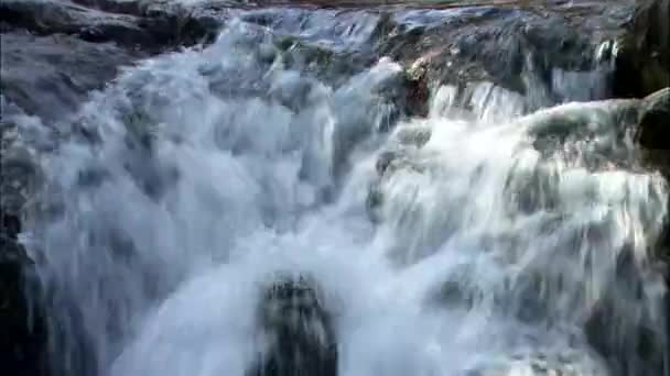 Schöner enormer Wasserfall — Stockvideo