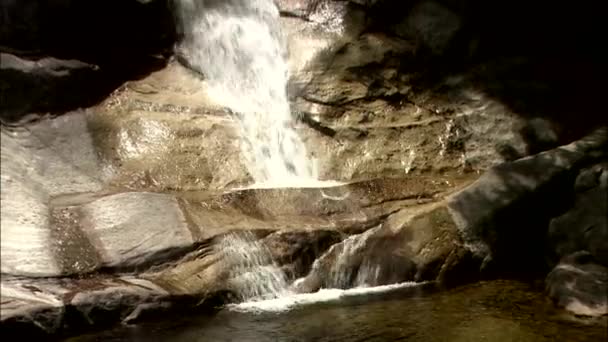 Холодної потокове водоспад у Gangneung Сі — стокове відео