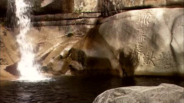 Paisaje Primavera Gran Cascada Que Cae Lago — Vídeo de stock