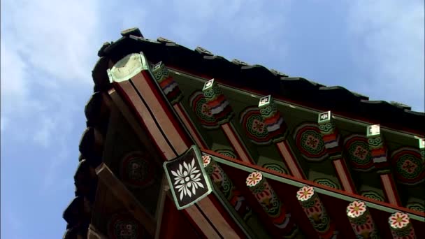 Nahaufnahme Der Decke Des Koreanischen Traditionellen Tempelgebäudes Mit Bewölktem Himmel — Stockvideo