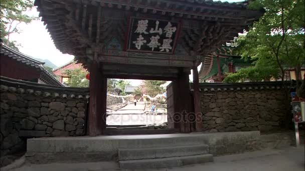 Placa de construção na entrada no pátio do templo — Vídeo de Stock