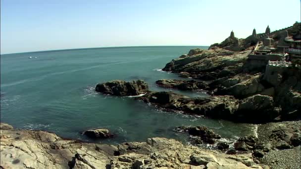 海と韓国の伝統的な建物と Cliffed 海岸の風景 — ストック動画