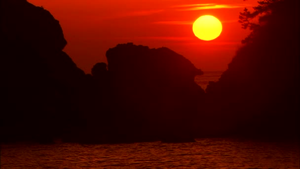 A tenger felszínén tükröző narancssárga naplemente — Stock videók