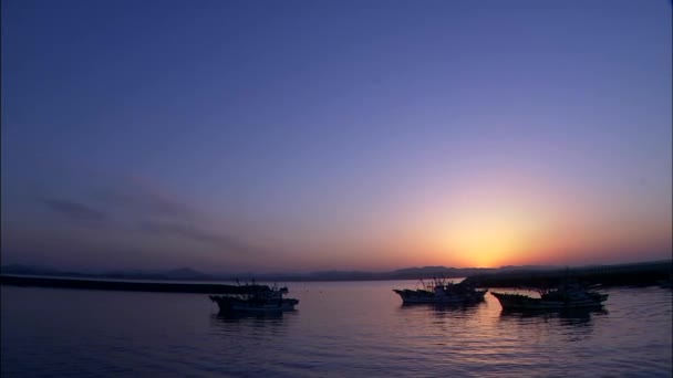 Boote auf ruhigem Wasser bei Sonnenaufgang — Stockvideo