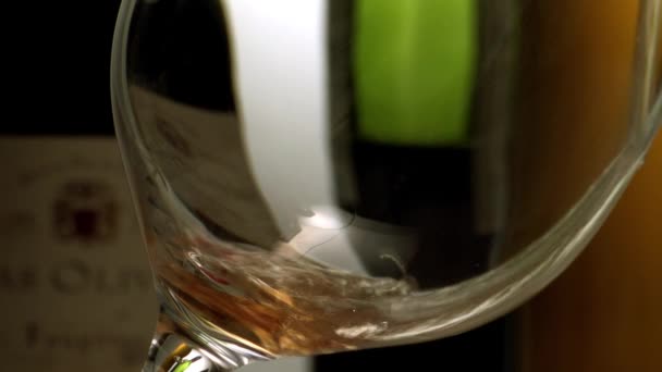 Wein im Weinglas — Stockvideo