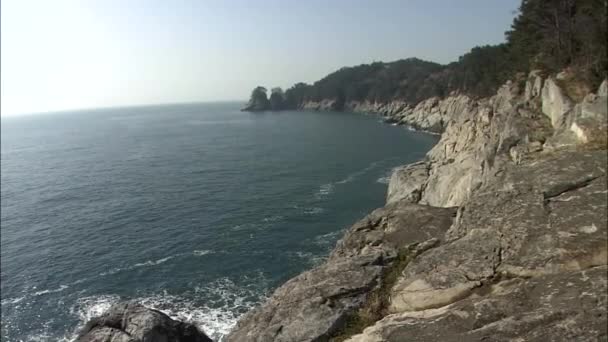 Raggi di sole riflettenti sulla superficie del mare — Video Stock