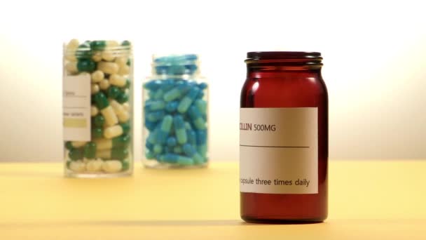 Píldoras que caen en frasco medicina — Vídeos de Stock