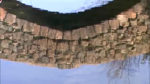 Proyección de arco en agua — Vídeo de stock