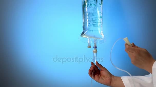 Contador de goteo con goteo de líquido intravenoso — Vídeo de stock