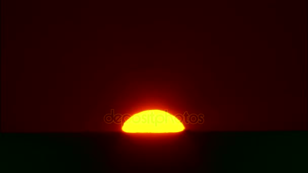 海域上空冉冉升起的太阳 — 图库视频影像