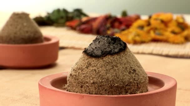 Membakar moxibustion pada mangkuk tanah liat — Stok Video