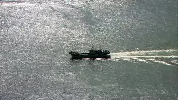 Paisaje marino con barcos flotando en el agua — Vídeos de Stock