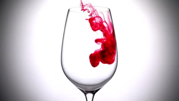 Το Aqua μελάνι σταγόνες wineglass — Αρχείο Βίντεο