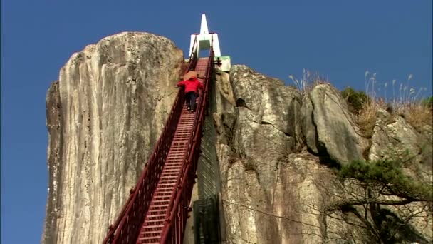 Vista Inferior Pessoas Subindo Escadas Para Pico Das Montanhas — Vídeo de Stock