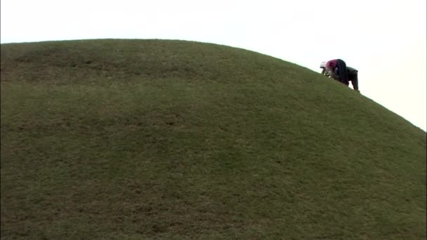 慶尚北道慶州市の緑の丘に登ってカップル — ストック動画
