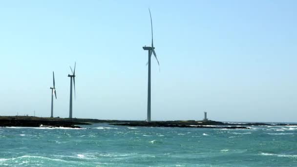 Generadores eólicos en el paisaje de la isla de Jeju — Vídeo de stock