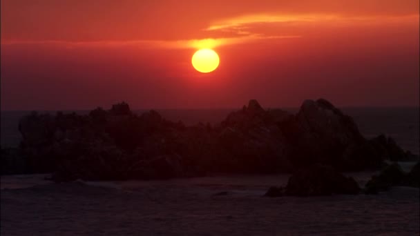 Coucher de soleil orange réfléchissant sur la surface de la mer — Video