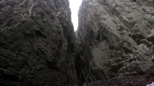 海で灰色の巨大な崖 — ストック動画