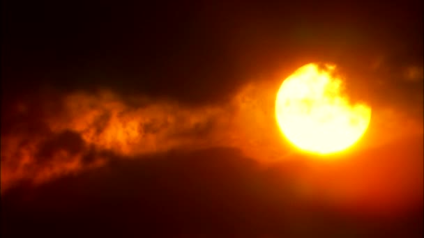 Puesta de sol en el cielo nublado — Vídeos de Stock