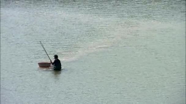 Pesca de pescadores en el agua — Vídeo de stock