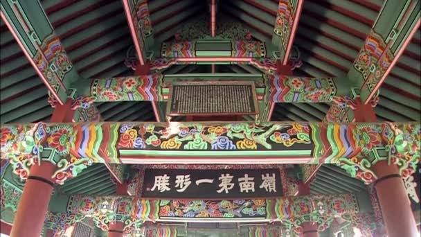 韩国寺庙 Gyeongsangnam 的屋顶装饰 — 图库视频影像