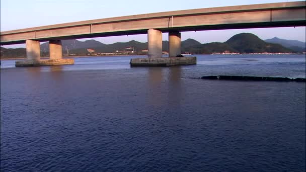 Ponte de tráfego sobre o oceano — Vídeo de Stock