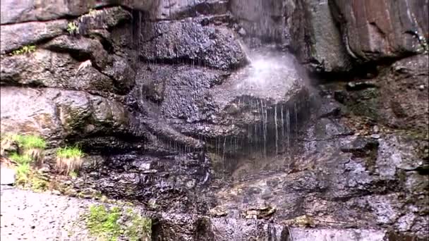 Быстрый водопад на огромной скале — стоковое видео