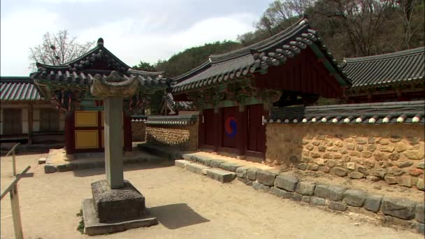 Ancient temple courtyard — Stock Video