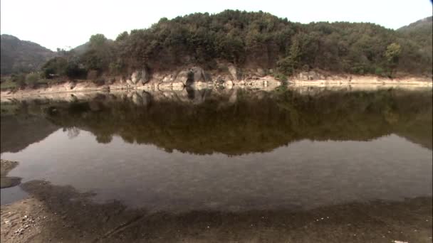 Vue panoramique sur la rive du lac et les montagnes boisées, Gongju-si, Chungcheongnam-do en Corée 