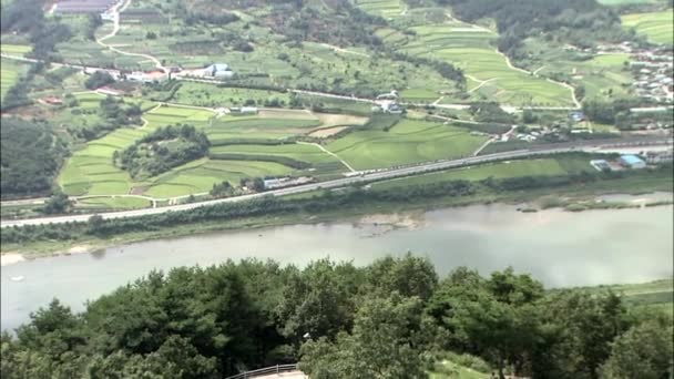 Río Seomjingang con puente — Vídeo de stock