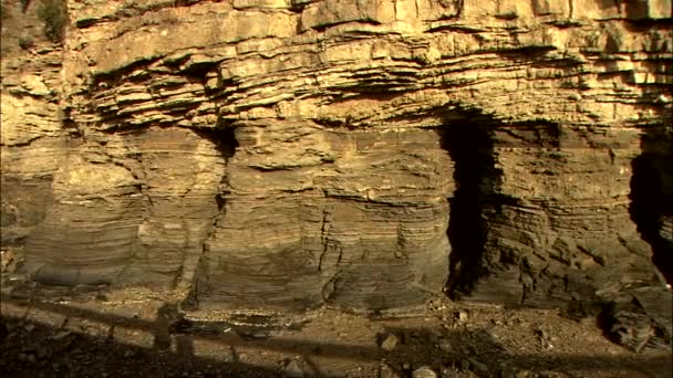 Schwenken Von Felsen Der Küste Mit Schatten Auf Dem Boden — Stockvideo