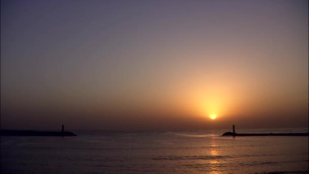 Морской пейзаж с маяком на пляже Джумунджин — стоковое видео