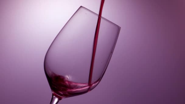Víno, nalil do sklenice na víno — Stock video