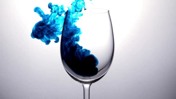 Gouttes d'encre aqua dans le verre à vin — Video