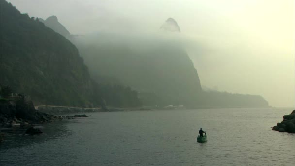 Eenzame man op boot — Stockvideo