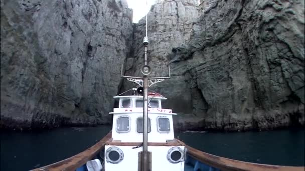 Seascape med båten flytande mellan klipporna — Stockvideo