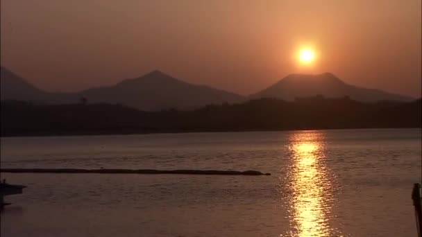 Orange solnedgång reflektera över havsytan — Stockvideo