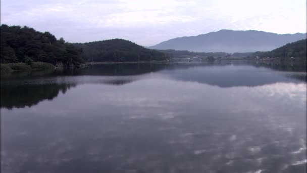 湖和韩国山 Gyeongbuk 韩国的风景景观 — 图库视频影像