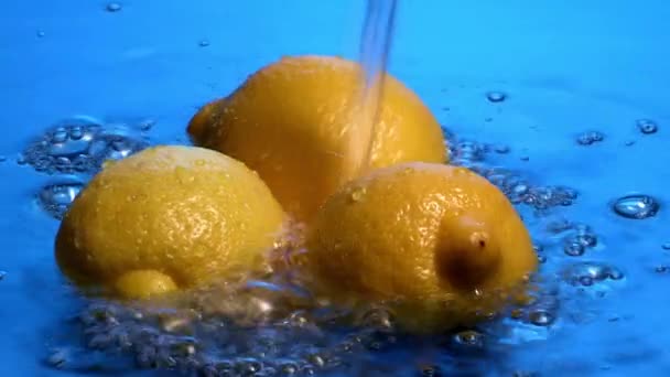 Víz folyik a citrom — Stock videók