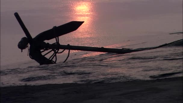Σιλουέτα της Άγκυρας στην αμμώδη παραλία — Αρχείο Βίντεο