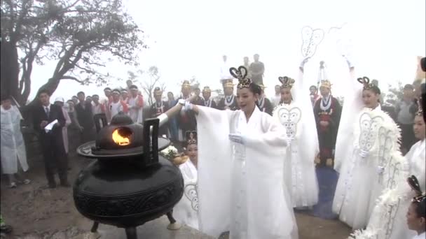 Frauen Tanzen Auf Traditioneller Hochzeit Südkorea Mit Menschen Hintergrund — Stockvideo