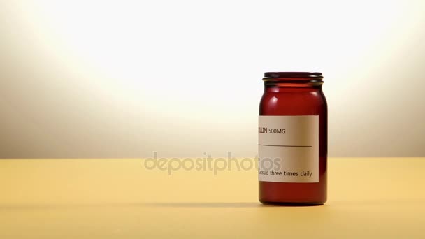 Pigułki, spadające na butelkę leku — Wideo stockowe
