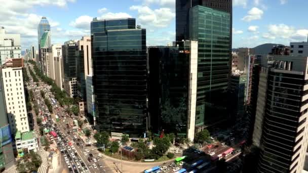 Vervoer verkeer en hoge gebouwen in Seoul — Stockvideo