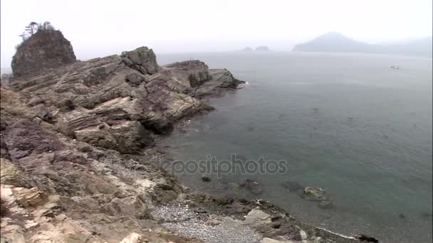 Barche in mare vicino costa rocciosa — Video Stock