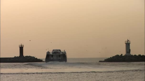 与海景巡航船之间两个信标 — 图库视频影像
