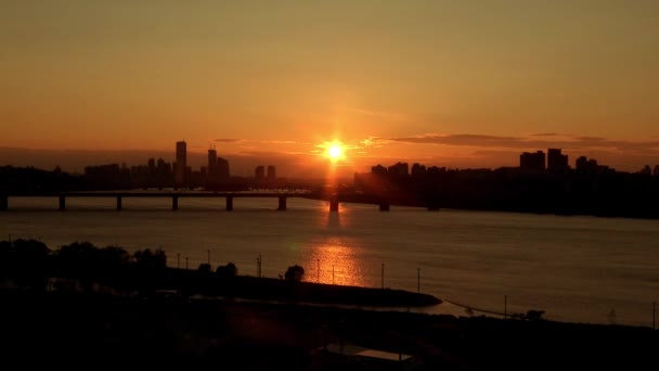 Захід сонця над Сеулі будівель і річка — стокове відео