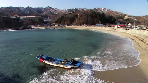 Kıyılarında yakın sallanan tekne palamarla — Stok video